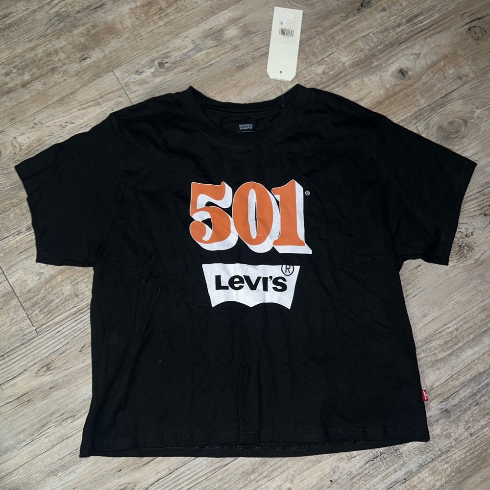 Black Levi’s Cropped Tee